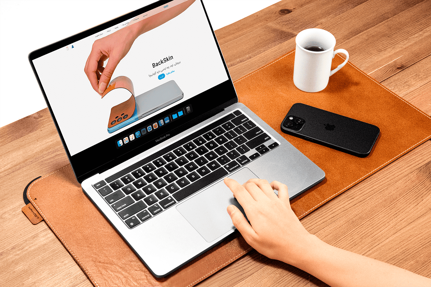 میز کار حرفه‌ای و منظم با دسک پد چرمی ماهوت